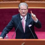 Tensione në Kuvendin e Shqipërisë – Berisha bllokon foltoren, mbyllet seanca