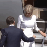 Dramë e re mes Macron dhe Brigitte, Zonja e parë e Francës nuk i jep dorën bashkëshortit teksa zbret nga avioni