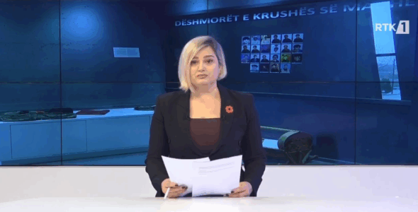 Prekëse: Prezantuesja e RTK-së shpërthen në lot teksa jepte lajmin për përkujtimin e masakrës ku ia vranë babain