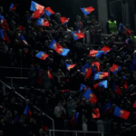 Tifozët e Barcelonës tallin Real Madridin dhe Xabi Alonson në Camp Nou