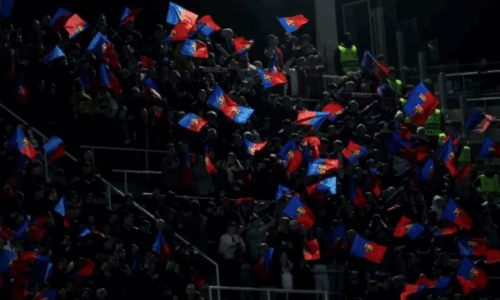 Tifozët e Barcelonës tallin Real Madridin dhe Xabi Alonson në Camp Nou