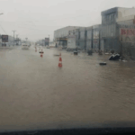 Rruga Prishtinë-Ferizaj ende e bllokuar për shkak të sasisë së madhe të ujit të grumbulluar