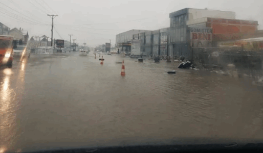 Rruga Prishtinë-Ferizaj ende e bllokuar për shkak të sasisë së madhe të ujit të grumbulluar