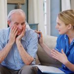 Studimi: Të moshuarit që dëgjojnë muzikë kanë rrezik më të ulët për demenca