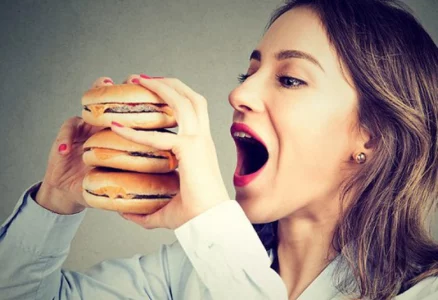 Stresi dhe ushqimi i yndyrshëm: Si ta luftoni efektin e tyre me një pije të thjeshtë?