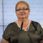 Gazetarët shqiptarë i heqin mikrofonat ministres maqedone që nënçmoi gjuhën shqipe