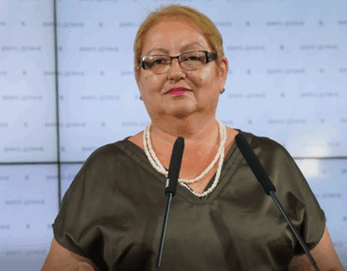 Gazetarët shqiptarë i heqin mikrofonat ministres maqedone që nënçmoi gjuhën shqipe