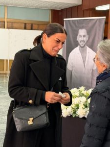 Me foton e Shpatit të printuar në zemër, Big Mama pret ngushëllime