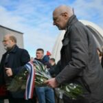 Ambasadori i Francës bën homazhe në Reçak, shpreh mbështetjen për Kosovën