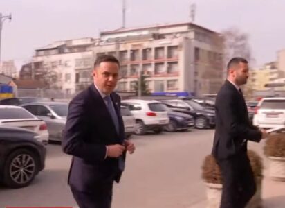 Afati i Presidentit, Abdixhiku arrin në Kuvend për takim me Kurtin