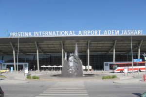 Vodhi një veturë verës në Gjermani, i dyshuari arrestohet në aeroportin e Prishtinës
