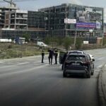 Policia bllokon rrugën te Ambasada Amerikane