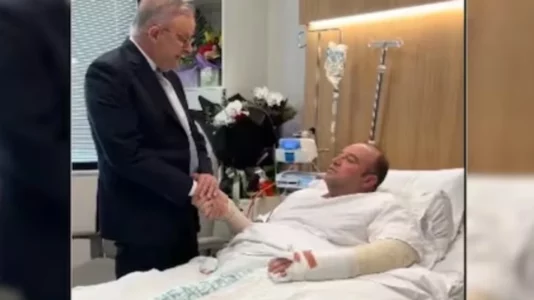 “Ahmed, ti je një hero australian”: Kryeministri Anthony Albanese viziton burrin që çarmatosi sulmuesin e Sidneit