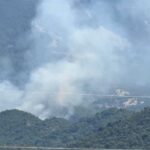 Zjarri përfshin malin në Bolenë, helikopterët ndërhyjnë për të mbrojtur fshatin