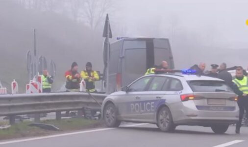 Largohet vetura me targa të Shqipërisë nga vendi i aksidentit fatal në “Ibrahim Rugova”