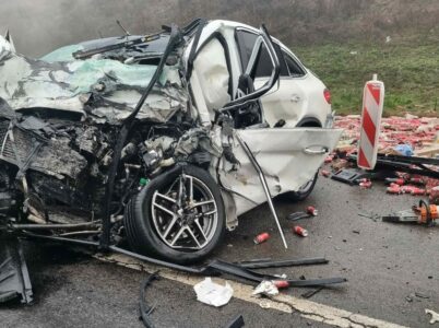 Vdes një grua në aksidentin mes veturës e kamionit në autostradën “Ibrahim Rugova”