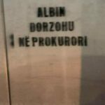 “Sulm, e pavërtetë” – Shoqata e prokurorëve i reagon Fitore Pacolli pasi e akuzoi Isufajn për grafitët “Albin dorzohu në prokurori”
