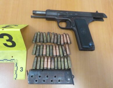 73 vjeçari në Llapushnik arrestohet për dëmtim të orendive – policia i sekuestron tri armë