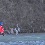 Policia shqiptare kërkon 30-vjeçarin që dyshohet se u mor nga rrjedha e përroit dhe përfundoi në lumin Mat