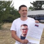 Policia largon politikanin serb nga ‘Vidovdani’, Arsenijeviq nga arratia e shpërndan videon, thotë se “u arrestua” pse mbante foton e tij në bluzë