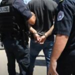 Bastisje në Pejë: Kapen rreth 3 kg drogë, armë zjarri dhe para të gatshme – arrestohet një person