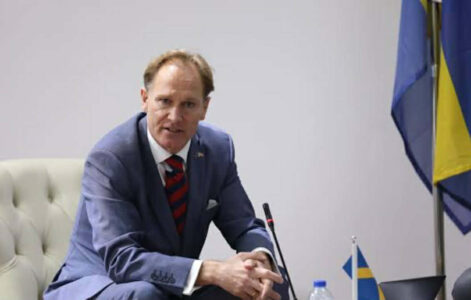 Ambasadori suedez bën thirrje për formim të shpejtë të qeverisë: Marrëveshjet me Serbinë duhet të zbatohen