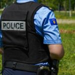 Po qëndronte në oborr të tij, plumbi ia kap këmbën një burri nga Vushtrria nga disa të shtëna