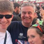 Ambasadori britanik me gruan e fëmijët mbrëmë shkoi në Sunny Hill Festival: Mezi po e pres ditën e dytë