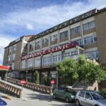 Vdekja e 57-vjeçarit që ra nga kulmi derisa po punonte, policia e cilëson si vdekje të dyshuar
