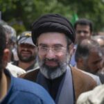 Raportohet se djali i Khameneit ka mbetur i plagosur, i përfolur si trashgimtar i fronit