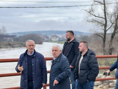 Elezaj: Situata nga reshjet në Klinë mbetet e ndjeshme edhe në ditën e tretë, familjet pranë lumenjve evakuohen