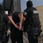 Sekuestrohen sasi e mëdha droge, armë të ftohta dhe para, arrestohet një person në Gjakovë