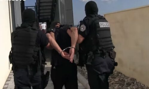 Sekuestrohen sasi e mëdha droge, armë të ftohta dhe para, arrestohet një person në Gjakovë