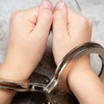 Drogë, para dhe armë në dhomën e një të mituri në Ferizaj – 30 ditë paraburgim