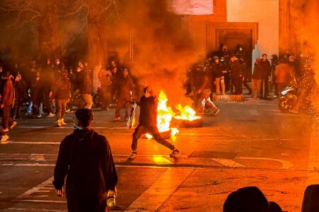 Qindra protestues të vrarë në Iran: Trump shqyrton opsione ushtarake ‘shumë të forta’