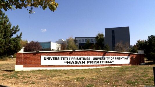 Interesimi për universitetet publike në Kosovë po bie nga viti në vit
