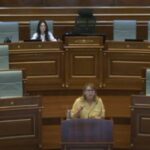 Hykmete Bajrami flet në sallën e Kuvendin edhe pas përfundimit të seancës: Do t’i drejtohemi Kushtetuteses