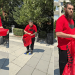 Qytetari nga Tirana e shkel flamurin e Kosovës me dy këmbët në Prishtinë (Video)