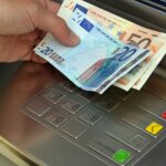 Rritja e kamatave nga bankat – alarmojnë ekspertët: Bizneset dhe qytetarët po goditen rëndë