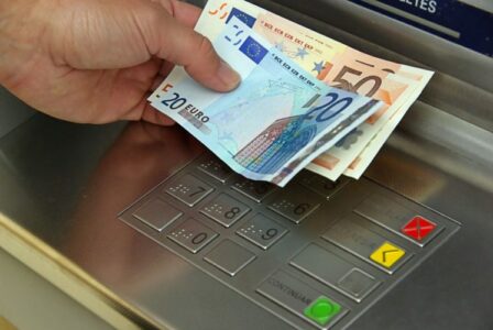 Rritja e kamatave nga bankat – alarmojnë ekspertët: Bizneset dhe qytetarët po goditen rëndë