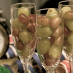 Çfarë ndodh nëse hani 12 kokrra rrush nën tryezë për Vitin e Ri?