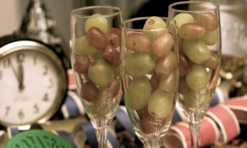 Çfarë ndodh nëse hani 12 kokrra rrush nën tryezë për Vitin e Ri?