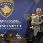 “A po e pritni ende Kurtin me ardh në intervistë?” – Kryeprokurori Isufaj ‘përgjigjet’ me buzëqeshje