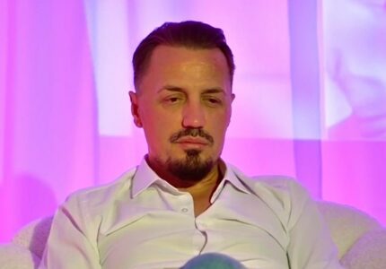 Blero prezanton të dashurën e re