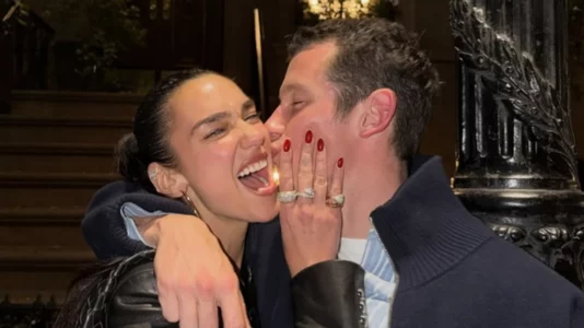 Callum Turner kërkon role filmike pa skena puthjeje: Puthjet e mia janë vetëm për Dua Lipën