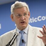 Bildt: Bllokada politike në Kosovë ka dëmtuar besueshmërinë e shtetit