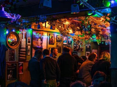 Për të nxitur rritjen ekonomike baret, pubet, kafenet dhe restoranet në Britani do të lejohen të punojnë deri në mëngjes