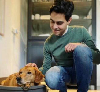 Kryeministri i ri holandez e kishte adoptuar një qen në Kosovë, quhet “Muja”