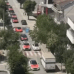 Gazeta zvicerane shkruan për mërgimtarët: Parada luksoze e makinave në një dasmë në Kosovë