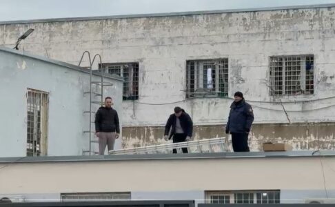Arratisja e Altin Ndocit, policia kontrolle dhe postblloqe në disa akse rrugore – Masa sigurie në paraburgimin e Durrësit